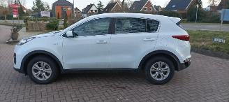 Kia Sportage Bj:9-2017 1.6-benzine 132pk Airconditioning CruiseControl Leren-Stuurwiel armsteun 1-eigenaar! picture 2