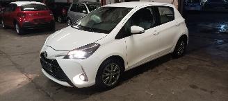 Toyota Yaris 1.5-Dual VVT-I 111pk 6-Versn Airconditioning stoelverwarming Multicolor Touchscreen Display met navi voorbereiding Achteruitrijcamera Mistlampen Toyota velgen Drivelane assistent Licht assistent picture 2