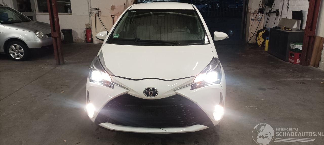 Toyota Yaris 1.5-Dual VVT-I 111pk 6-Versn Airconditioning stoelverwarming Multicolor Touchscreen Display met navi voorbereiding Achteruitrijcamera Mistlampen Toyota velgen Drivelane assistent Licht assistent