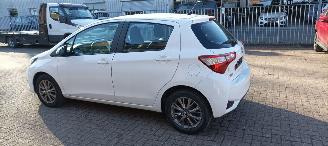 Toyota Yaris Bj: 10-2017 1.5-vvt-i Airconditioning stoelverwarming Multicolor display Regensensor Lichtautomaat Drivelane assistent elektrische ramen Elektrische-spiegels met verwarming Achteruitrijcamera Mistlampen 15inch velgen picture 4