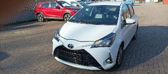 Toyota Yaris Bj: 10-2017 1.5-vvt-i Airconditioning stoelverwarming Multicolor display Regensensor Lichtautomaat Drivelane assistent elektrische ramen Elektrische-spiegels met verwarming Achteruitrijcamera Mistlampen 15inch velgen picture 1