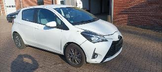 Toyota Yaris Bj: 10-2017 1.5-vvt-i Airconditioning stoelverwarming Multicolor display Regensensor Lichtautomaat Drivelane assistent elektrische ramen Elektrische-spiegels met verwarming Achteruitrijcamera Mistlampen 15inch velgen picture 9