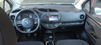 Toyota Yaris Bj: 10-2017 1.5-vvt-i Airconditioning stoelverwarming Multicolor display Regensensor Lichtautomaat Drivelane assistent elektrische ramen Elektrische-spiegels met verwarming Achteruitrijcamera Mistlampen 15inch velgen picture 18