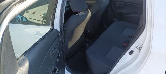 Toyota Yaris Bj: 10-2017 1.5-vvt-i Airconditioning stoelverwarming Multicolor display Regensensor Lichtautomaat Drivelane assistent elektrische ramen Elektrische-spiegels met verwarming Achteruitrijcamera Mistlampen 15inch velgen picture 17