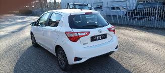 Toyota Yaris Bj: 10-2017 1.5-vvt-i Airconditioning stoelverwarming Multicolor display Regensensor Lichtautomaat Drivelane assistent elektrische ramen Elektrische-spiegels met verwarming Achteruitrijcamera Mistlampen 15inch velgen picture 5