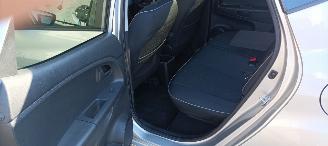 Kia Venga Bj: 8-2013 1.6 Automatik Climatecontrol Keyless-entry Stoelverwarming Lichtautomaat Privacyglas leren stuurwiel armsteun voor en achter Trekhaak Parkeersensoren mistlampen 16 inch velgen picture 9