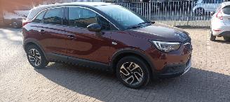 Vaurioauto  passenger cars Opel Crossland Bj: 4-2018 1.2-T Automatik Navi Full-Led Half leder bekleding Stoelverwarming stuurwiel met verwarming Voorruit elektrisch verwarmd Lichtautomaat Drivelane assistent regensensor 4xelek ramen Elektrische-spiegels met verwarming inklapbare buitenspiegels Pa 2018/4