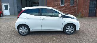 Toyota Aygo Facelift 1.0-VVT-i 72pk X-Play uitvoering Airconditioning Led koplampen led achterlichten Leren stuurwiel met radio bediening Elektrische ramen Elektrische-spiegels met verwarming Centrale vergrendeling met afstandsbediening picture 6