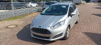 skadebil auto Ford Fiesta 1.5-TDCI Airconditioning Led koplampen Parkeersensoren voor en achter Elektrische inklapbare buitenspiegels met verwarming en led verlichting Stoelverwarming Leren stuurwiel met radio bediening 2016/6