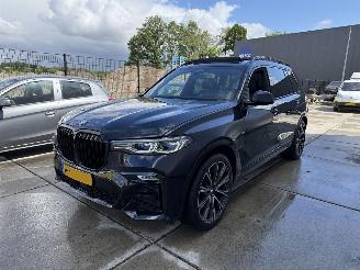 Schadeauto BMW X7 xDrive 40i High Executive-7persoons-PANO-LEDER-360 CAMERA-4 WIEL BESTURING 2022/2