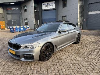 Voiture accidenté BMW 5-serie 540i Xdrive 340pk M-Pakket High Executive Schuifdak Head-Up Harman Kardon 2017/1