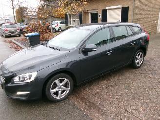 damaged passenger cars Volvo V-60 2.0 D4 KINETIC CLIMA NAVI 2014/10