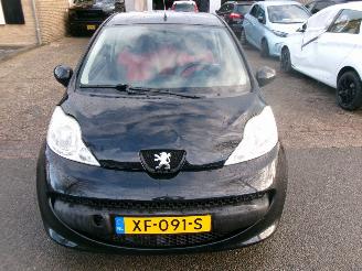 Peugeot 107 1.0-12V XR AIRCO picture 3