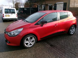 skadebil auto Renault Clio 0.9 TCE COLEECTION AIRCO NAVI GEEN SCHADE 2013/2