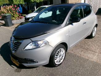 krockskadad bil auto Lancia Ypsilon TWIN-AIR GOLD AUTOMAAT  41.078 KM N.A.P 2013/9