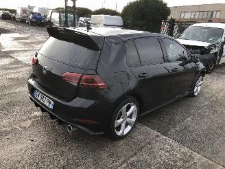 Schadeauto Volkswagen Golf 2.0 TSI 2017/11