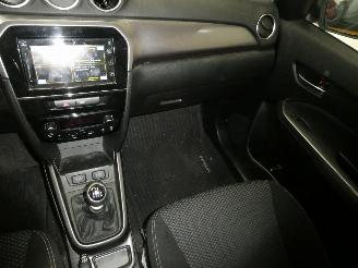 Suzuki Vitara GLX picture 16