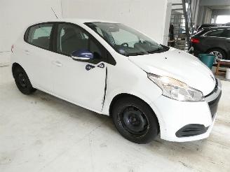Peugeot 208 1.2 picture 10