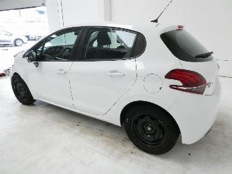 Peugeot 208 1.2 picture 6