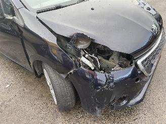 Peugeot 208 1.2I picture 5