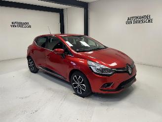 Vaurioauto  passenger cars Renault Clio INTENS 2018/11