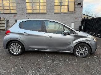 skadebil auto Peugeot 208 1.2 I 2019/4