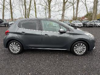 damaged passenger cars Peugeot 208 ALLURE 2016/9