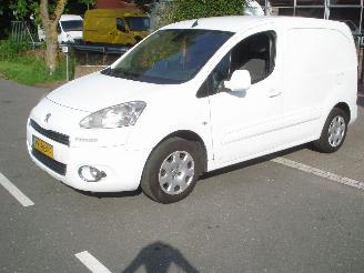 krockskadad bil bedrijf Peugeot Partner 1.6HDI 3 ZITTER AIRCO-NAVIGATIE 2014/8