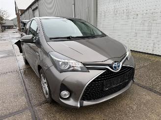 krockskadad bil auto Toyota Yaris 1.5 Hybrid 2016/1
