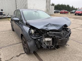 damaged passenger cars Renault Clio 0.9 TCe Intens 2017/5