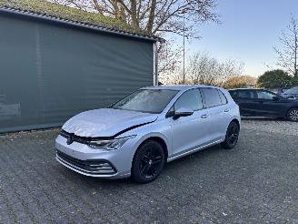 Schadeauto Volkswagen Golf 8 EDITION TSI 110 PK CLIMA CAMERA CRUISE LED B.J 2022 2022/5