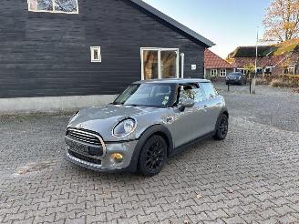 skadebil auto Mini One 1.5 EDITION CLIMA ABS PDC B.J 11-2018 schroefschade 2018/11