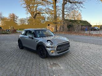 krockskadad bil auto Mini One 1.5 EDITION CLIMA ABS PDC B.J 11-2018 SCHROEFSCHADE 2018/11