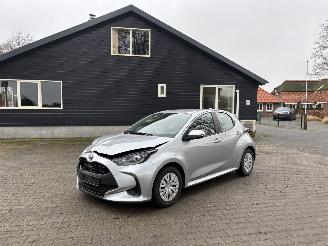 skadebil auto Toyota Yaris AUTOMAAT HYBRIDE CLIMA CAMERA B.J 07/2022 2022/7
