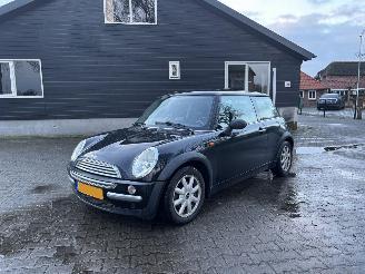 damaged passenger cars Mini One 1.6 EDITION PANO AIRCO B.J 2003 geen schade APK t/m Maart 2027 !!!! 2003/5