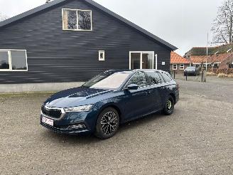 krockskadad bil auto Skoda Octavia eTSI AUTOMAAT HYBRIDE NAVI CLIMA VIRT DASH CAMERA TREKHAAK LED B.J 12-2024 2024/12