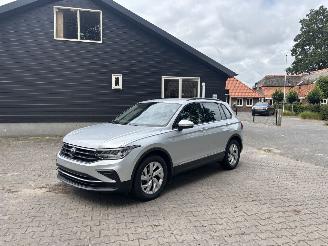 Voiture accidenté Volkswagen Tiguan AUTOMAAT 150 PK NAVI CLIMA CAMERA VIR DASHBOARD LED TREKHAAK B.J 2024 2024/1