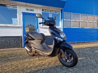 Vaurioauto  scooters Yamaha  NEOS / OVETTO 2010/7