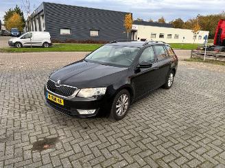 Vaurioauto  passenger cars Skoda Octavia 1.2 TSI 16V Combi/o 4Dr Benzine 1.197cc 77kW (105pk) FWD 2012-11/2020-07  CJZA 2014/6