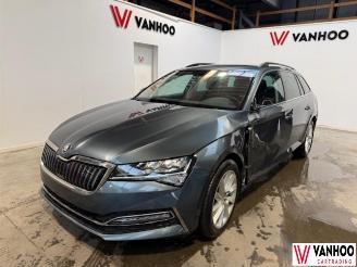 krockskadad bil auto Skoda Superb  2020/9