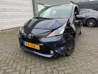 Vaurioauto  passenger cars Toyota Aygo 1.0 VVT-i x-play 2016/11