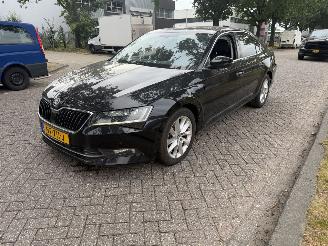 Voiture accidenté Skoda Superb 1.6TDI Ambition Business 2017/4