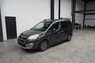 damaged passenger cars Peugeot Partner TEPEE 2017/6