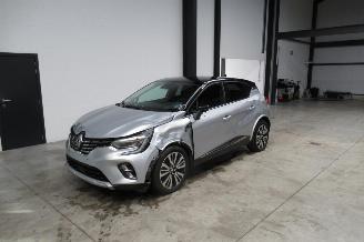krockskadad bil auto Renault Captur INITIALE 2022/3