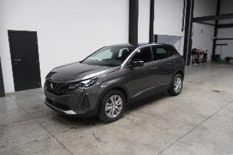 krockskadad bil auto Peugeot 3008 SUV 2023/3