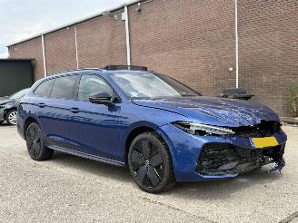 damaged passenger cars Volkswagen Passat 1.5 eHybrid R LINE 2025/1