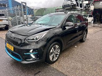 krockskadad bil auto Kia Niro DYNAMIC PLUS LINE 64 KWH / OPENDAK 2021/8