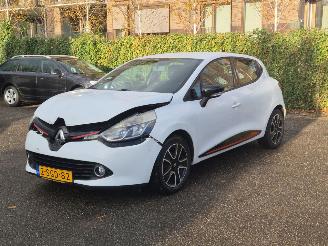 damaged passenger cars Renault Clio 0.9 TCe EXPERSSION 2013/9