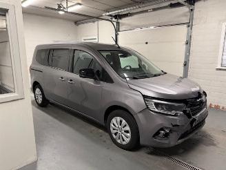 krockskadad bil auto Renault Kangoo  2024/7