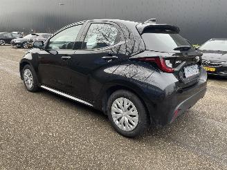 Toyota Yaris 5drs hybrid picture 2